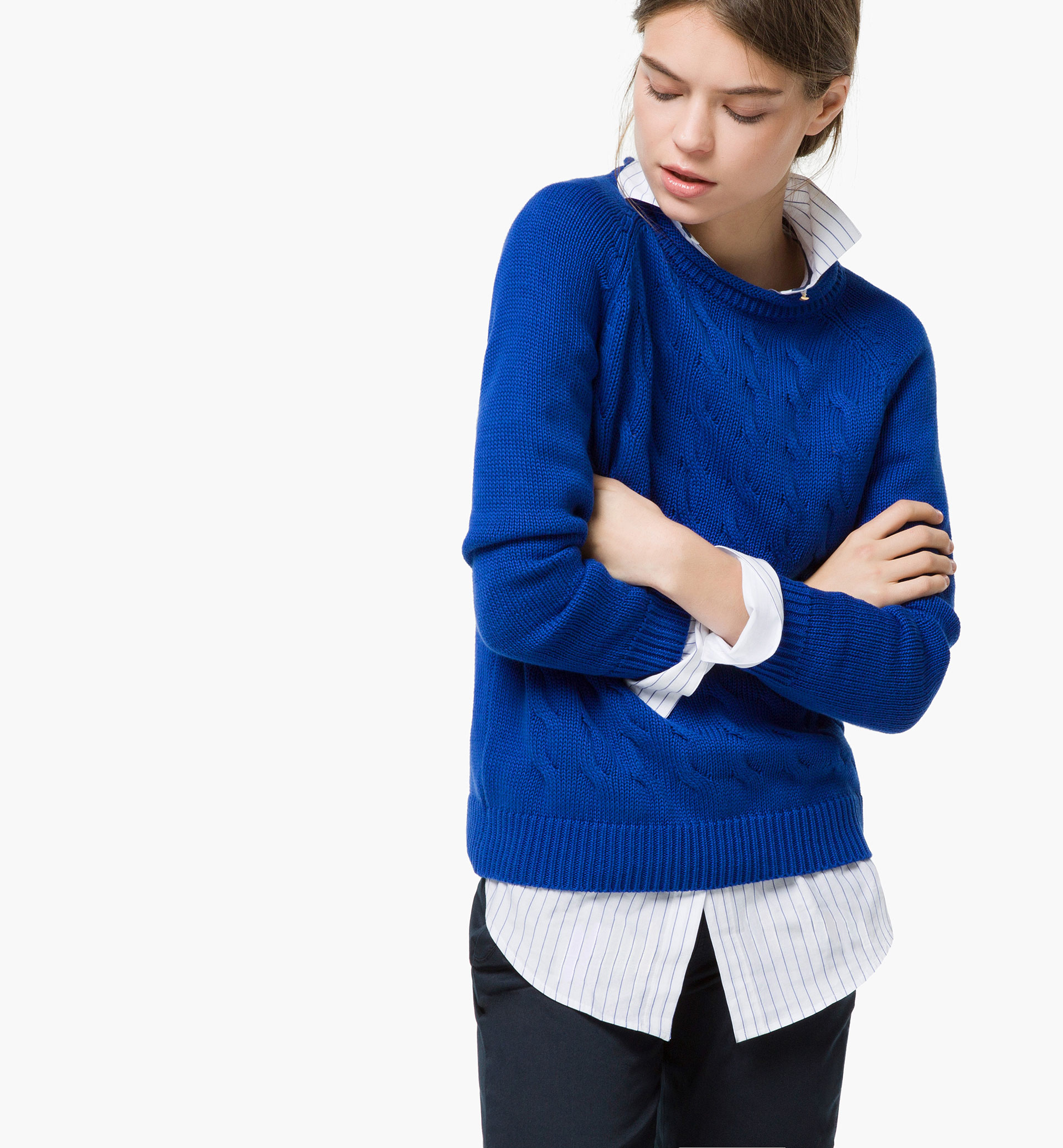 Кто эти люди в синих свитерах. Девушка в синем свитере. Синий свитер. Свитер женский бело-синий. Massimo Dutti свитер голубой.